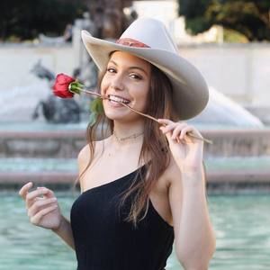 Meet your Posher, Caylee